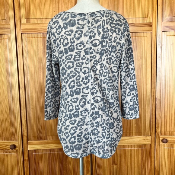 No Comment Large Ribbed Thermal Leopard Print Long Sleeve Button Tie Front Shirt - Picture 5 of 8